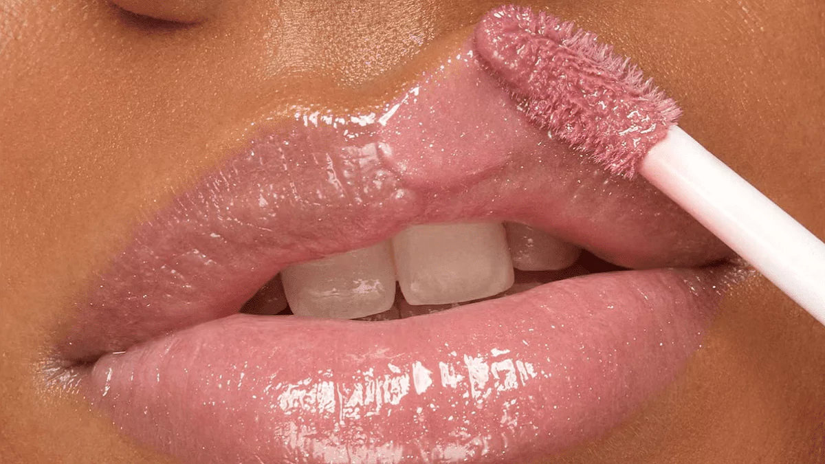 A diferença entre gloss e balm para volume labial