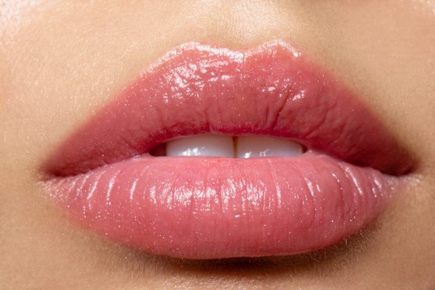 A diferença entre gloss e balm para volume labial