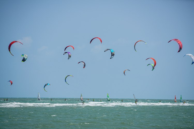 1. Guia Completo: Melhores Destinos de Kitesurf no Nordeste Brasileiro
2. Entenda a Temporada de Ventos: Quando Velejar no Brasil?
3. Kitesurf para Iniciantes: Equipamentos e Condições Ideais
4. Os Spots Mais Radicais: Onde o Vento Sopra Mais Forte no Brasil?
5. Kitesurf no Ceará: Um Paraíso para Velejadores