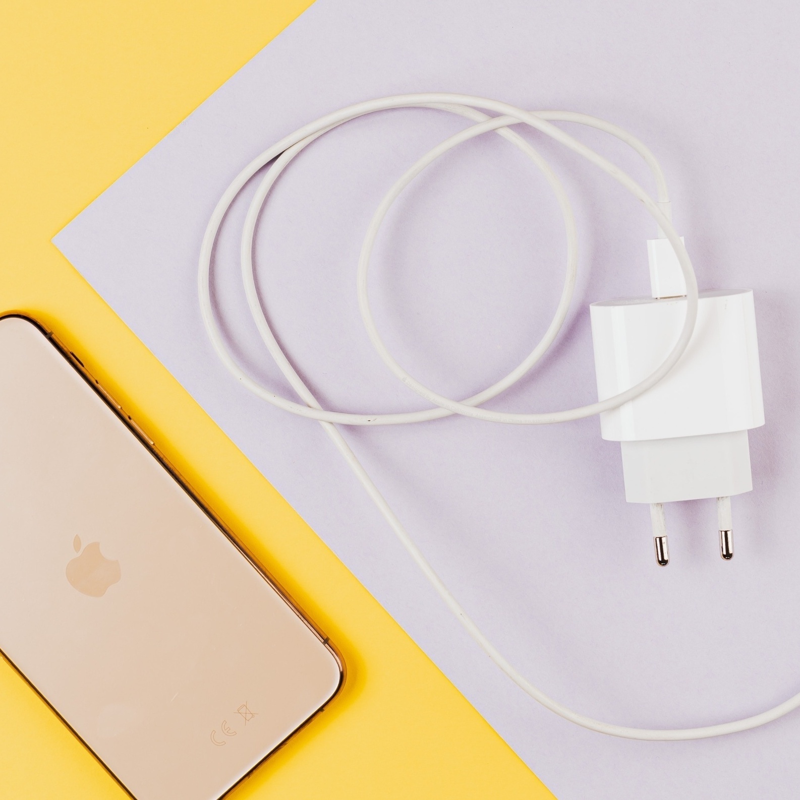 Como identificar um carregador de celular falso e por que ele é perigoso