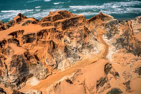 5 ideias de títulos:
1. Guia Completo: Labirinto das Falésias de Morro Branco - O que saber antes de ir.
2. Morro Branco: Descubra as Falésias Coloridas e o Labirinto Natural.
3. Passeio de Buggy em Beberibe: Roteiros Imperdíveis pelas Falésias.
4. Beberibe: Um Paraíso de Cores e Formações Geológicas Únicas.
5. Dicas Essenciais para Visitar o Labirinto das Falésias de Morro Branco.