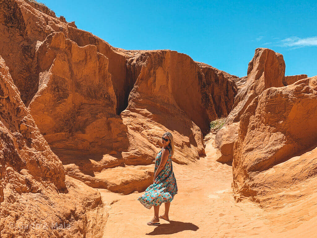 5 ideias de títulos:
1. Guia Completo: Labirinto das Falésias de Morro Branco - O que saber antes de ir.
2. Morro Branco: Descubra as Falésias Coloridas e o Labirinto Natural.
3. Passeio de Buggy em Beberibe: Roteiros Imperdíveis pelas Falésias.
4. Beberibe: Um Paraíso de Cores e Formações Geológicas Únicas.
5. Dicas Essenciais para Visitar o Labirinto das Falésias de Morro Branco.