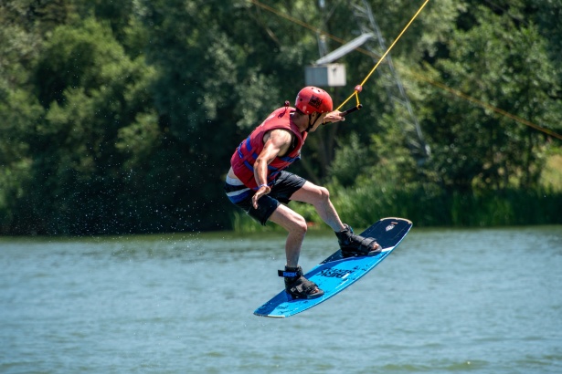 Equipamentos Essenciais para Praticar Esqui Aquático com Segurança