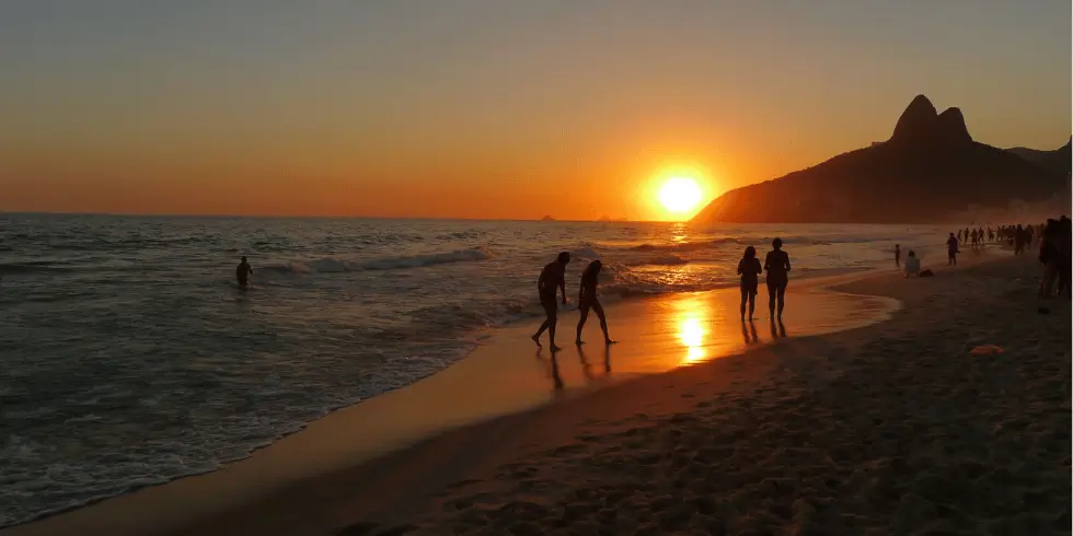 Além do Rio: Descobrindo o pôr do sol em Niterói