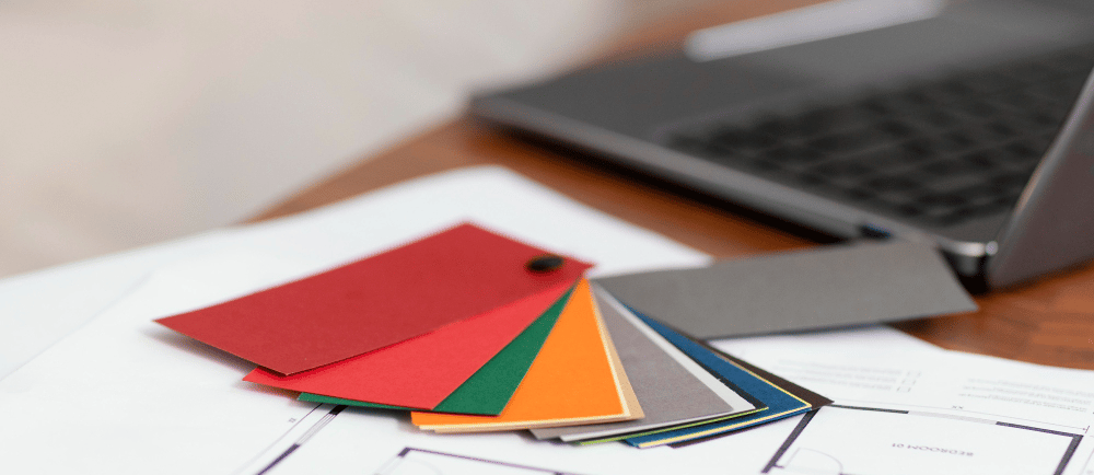 paleta de cores azul e cinza vs preto e dourado para advocacia