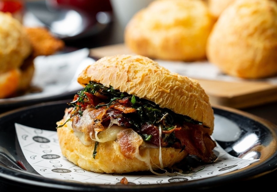 pão de queijo com pernil