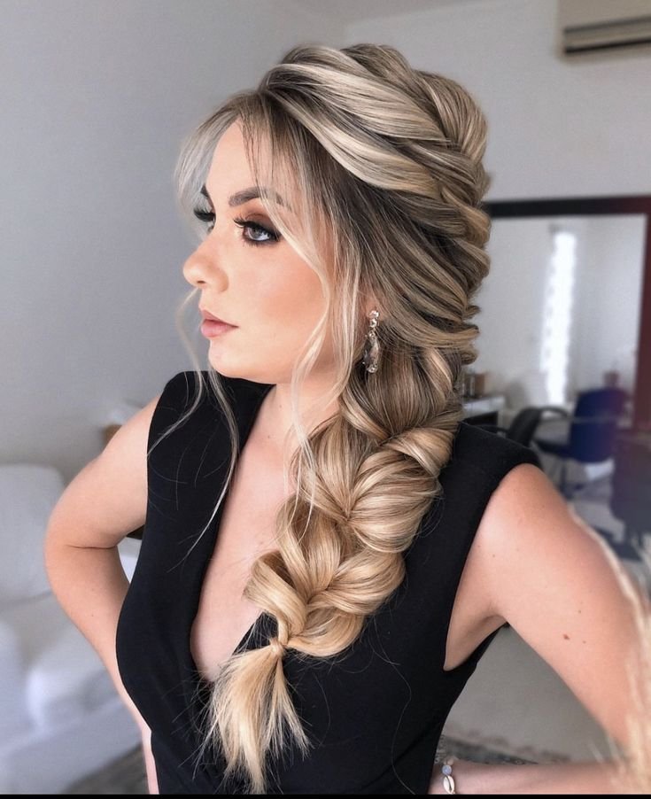 penteados para 15 anos com cabelo cacheado curto