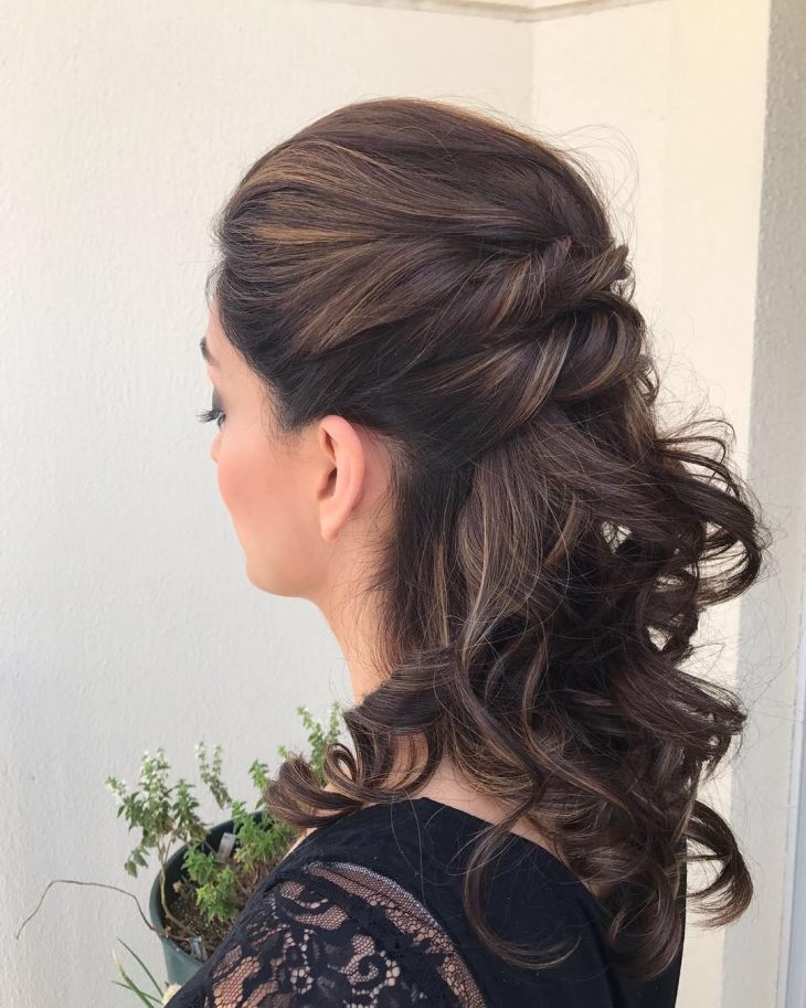 penteados para 15 anos com cabelo cacheado curto