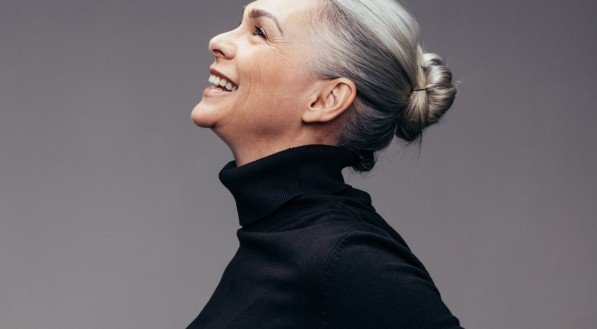 penteado coque despojado vs coque baixo com franja para cabelos grisalhos