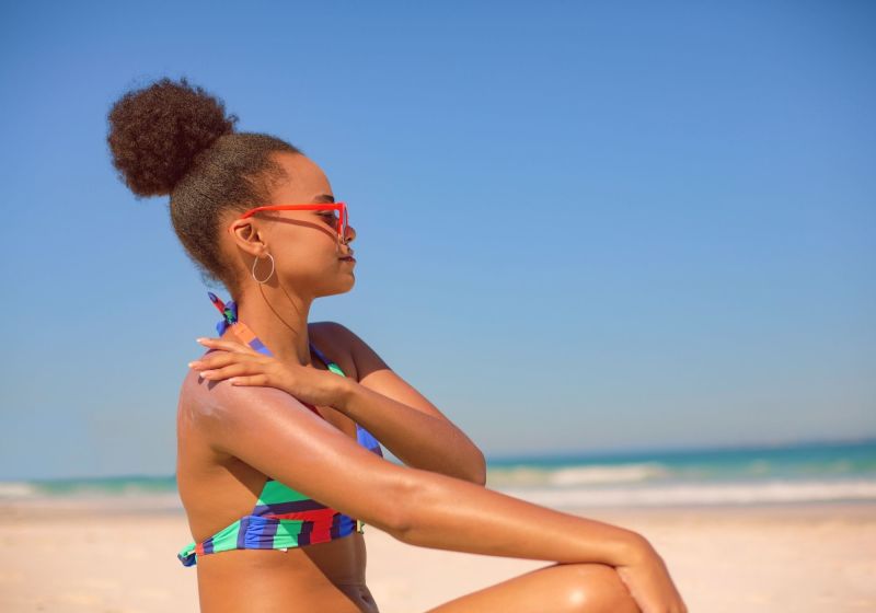 penteados para cabelo cacheado praia