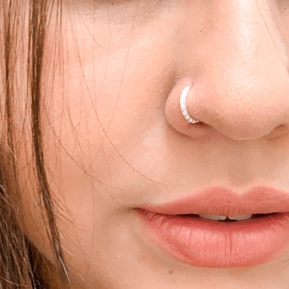 argolinha vs ponto de luz: qual piercing de nariz combina mais com você