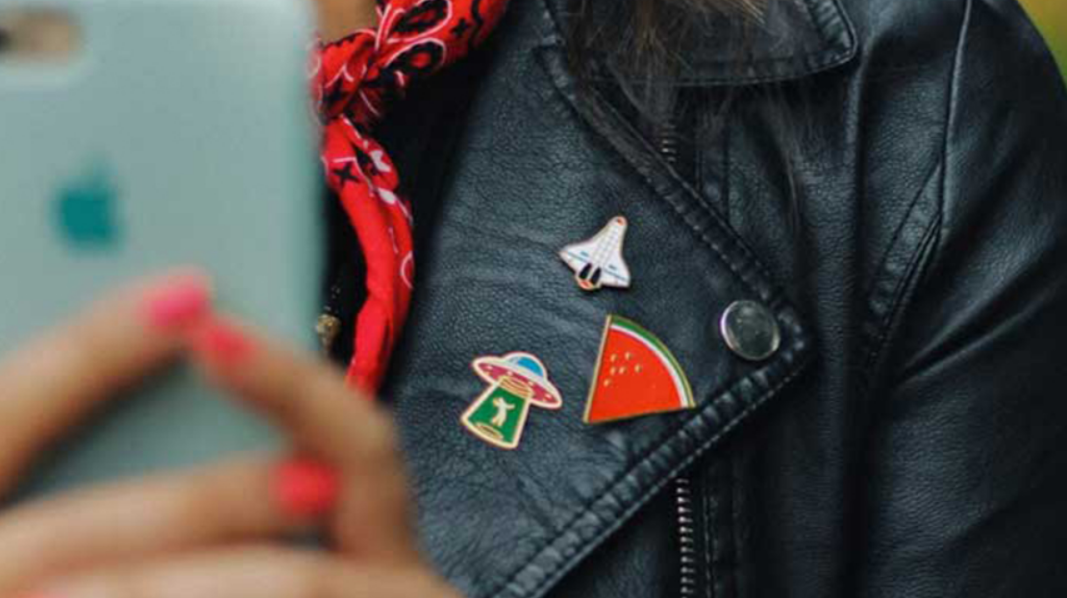 5 ideias de títulos:
1. Guia Completo: Como Usar Pins e Broches para Elevar seu Estilo
2. Descubra os Tipos de Pins e Broches: Do Casual ao Formal
3. Onde Encontrar os Melhores Pins e Broches: Lojas Online e Especializadas
4. Personalize sua Jaqueta: Dicas Criativas com Pins e Broches
5. A História e o Significado dos Pins e Broches na Moda