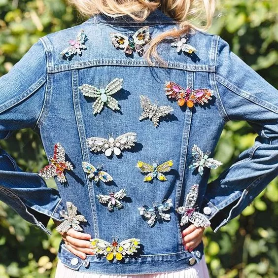 5 ideias de títulos:
1. Guia Completo: Como Usar Pins e Broches para Elevar seu Estilo
2. Descubra os Tipos de Pins e Broches: Do Casual ao Formal
3. Onde Encontrar os Melhores Pins e Broches: Lojas Online e Especializadas
4. Personalize sua Jaqueta: Dicas Criativas com Pins e Broches
5. A História e o Significado dos Pins e Broches na Moda