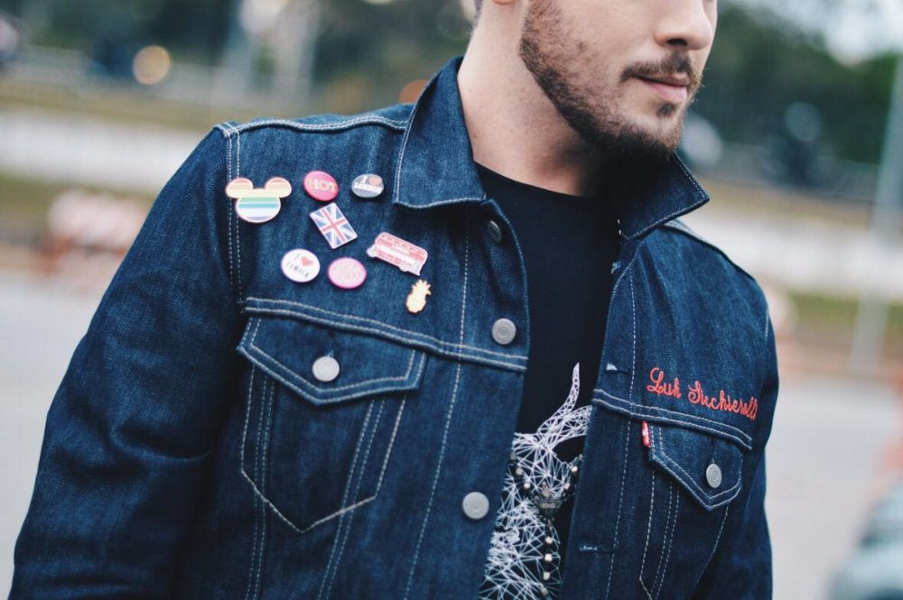 5 ideias de títulos:
1. Guia Completo: Como Usar Pins e Broches para Elevar seu Estilo
2. Descubra os Tipos de Pins e Broches: Do Casual ao Formal
3. Onde Encontrar os Melhores Pins e Broches: Lojas Online e Especializadas
4. Personalize sua Jaqueta: Dicas Criativas com Pins e Broches
5. A História e o Significado dos Pins e Broches na Moda