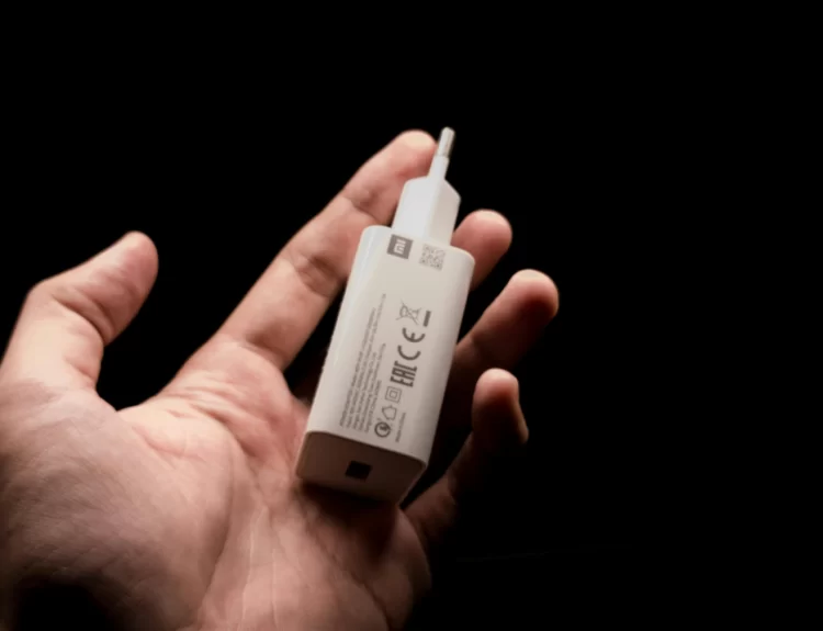 Como identificar um carregador de celular falsificado?
