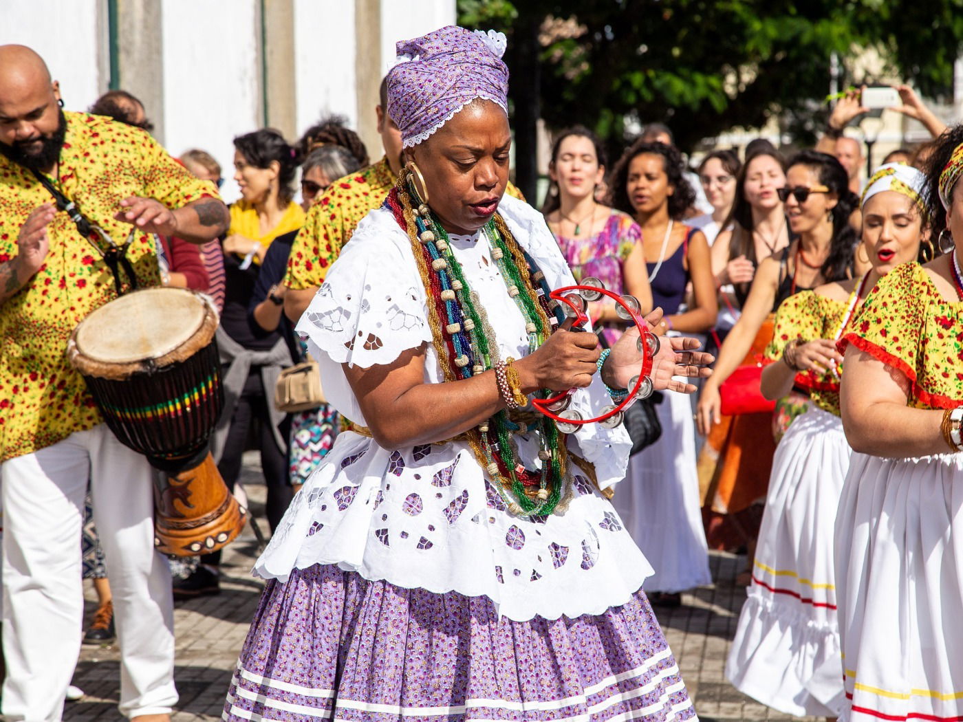 A Influência Africana nas Artes Brasileiras: Samba de Roda e Capoeira