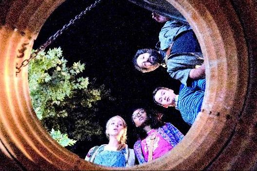 5 ideias de títulos:
1. Explorando Mundos Perfeitos: As Melhores Séries Utópicas
2. Utopia vs. Distopia: Uma Análise na Ficção Científica
3. De Star Trek a Brave New World: A Evolução do Conceito Utópico
4. A Série