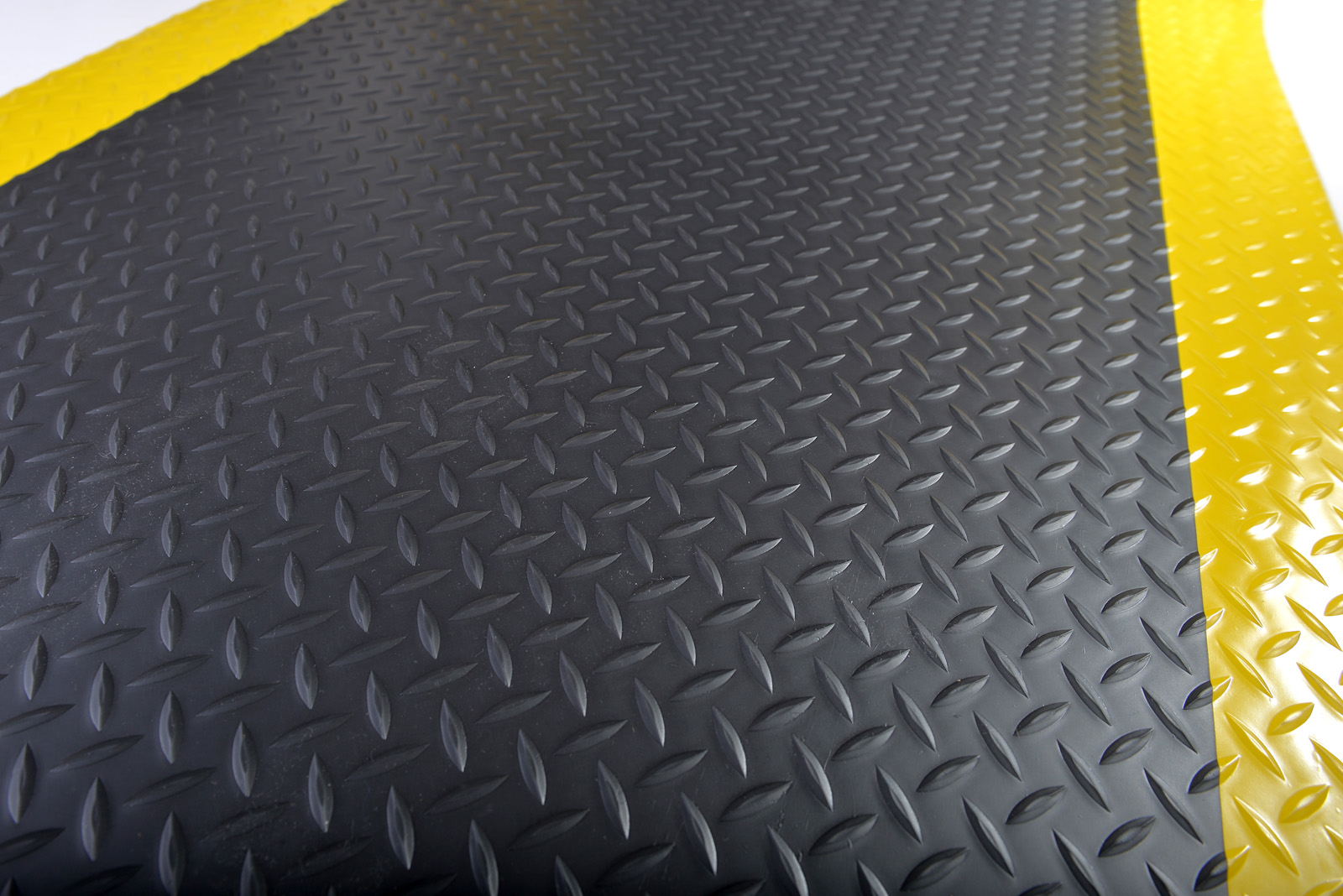 Tapetes Antifadiga vs. Pisos Comuns: Qual a Diferença para sua Saúde?