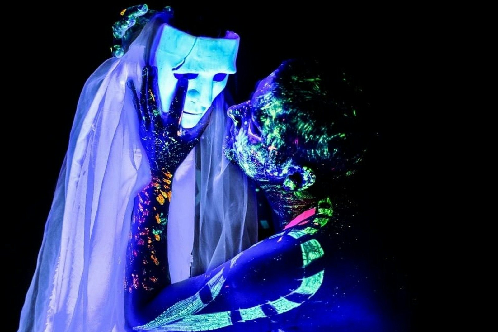 técnicas avançadas de manipulação de objetos em teatro de luz negra