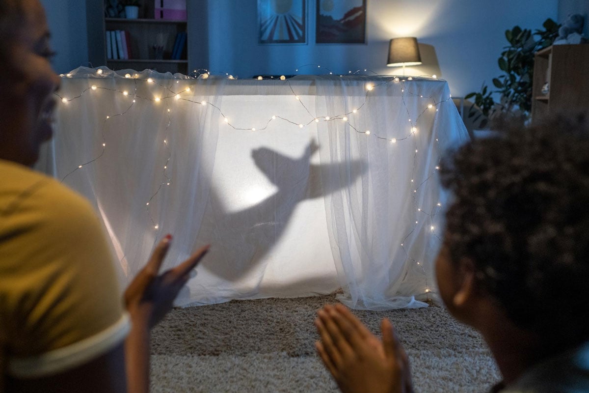 técnicas avançadas de manipulação de objetos em teatro de luz negra