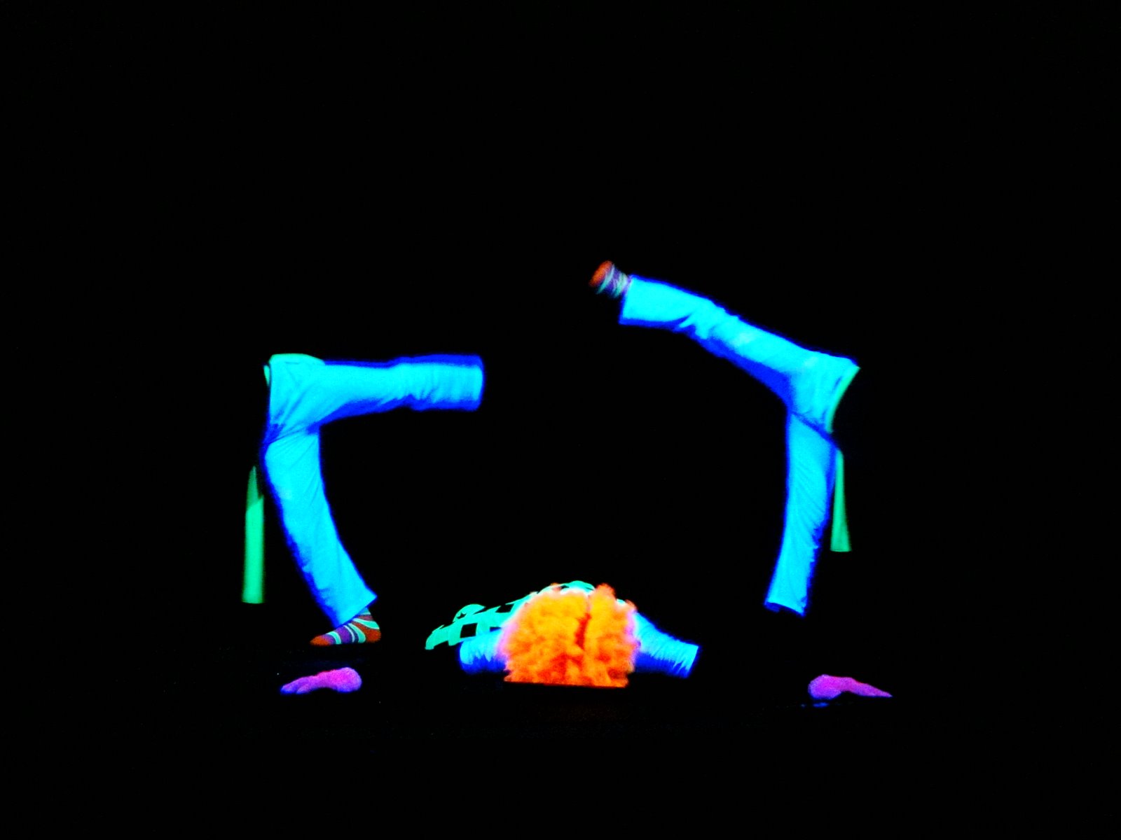 técnicas avançadas de manipulação de objetos em teatro de luz negra