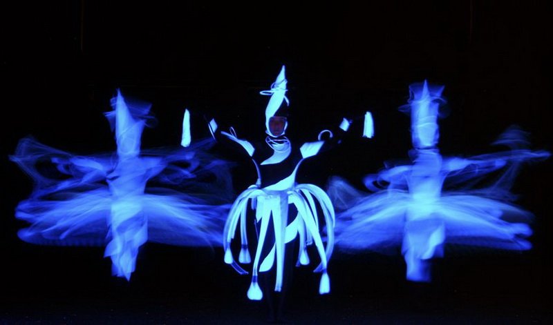 teatro de luz negra vs teatro de sombras: qual a diferença?