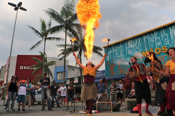 A História do Teatro de Rua Brasileiro: Da Resistência à Inclusão Cultural