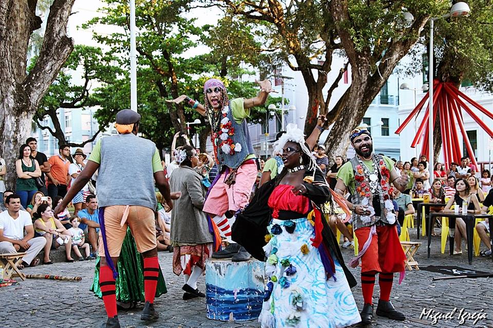 Os 5 Grupos de Teatro de Rua Mais Influentes do Brasil e Suas Histórias