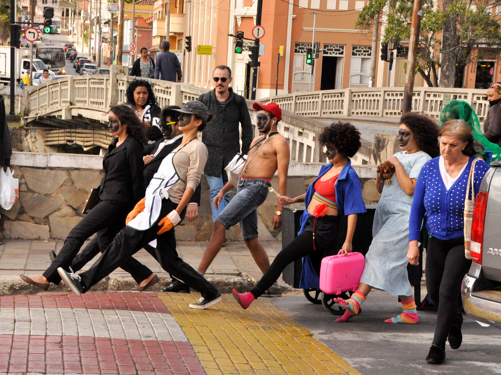 A História do Teatro de Rua Brasileiro: Da Resistência à Inclusão Cultural