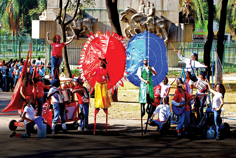 Teatro de Rua: Como a Arte Ocupa as Cidades e Transforma Vidas