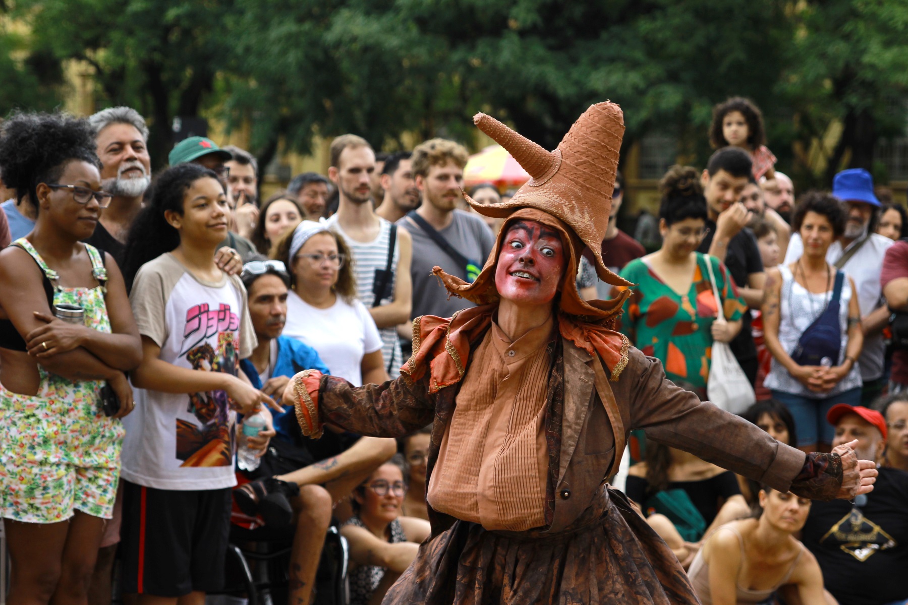 A História do Teatro de Rua Brasileiro: Da Resistência à Inclusão Cultural