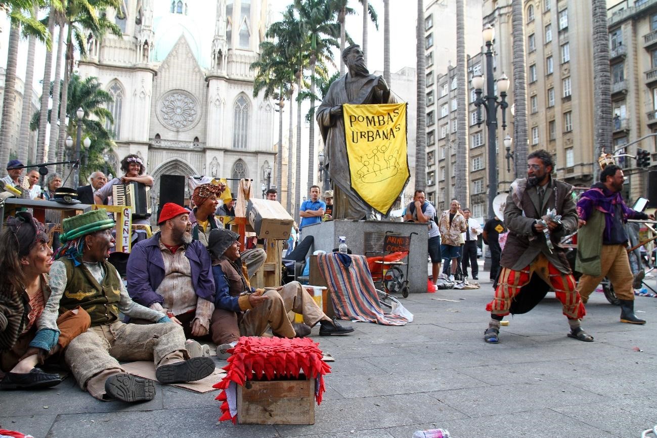 Os 5 Grupos de Teatro de Rua Mais Influentes do Brasil e Suas Histórias