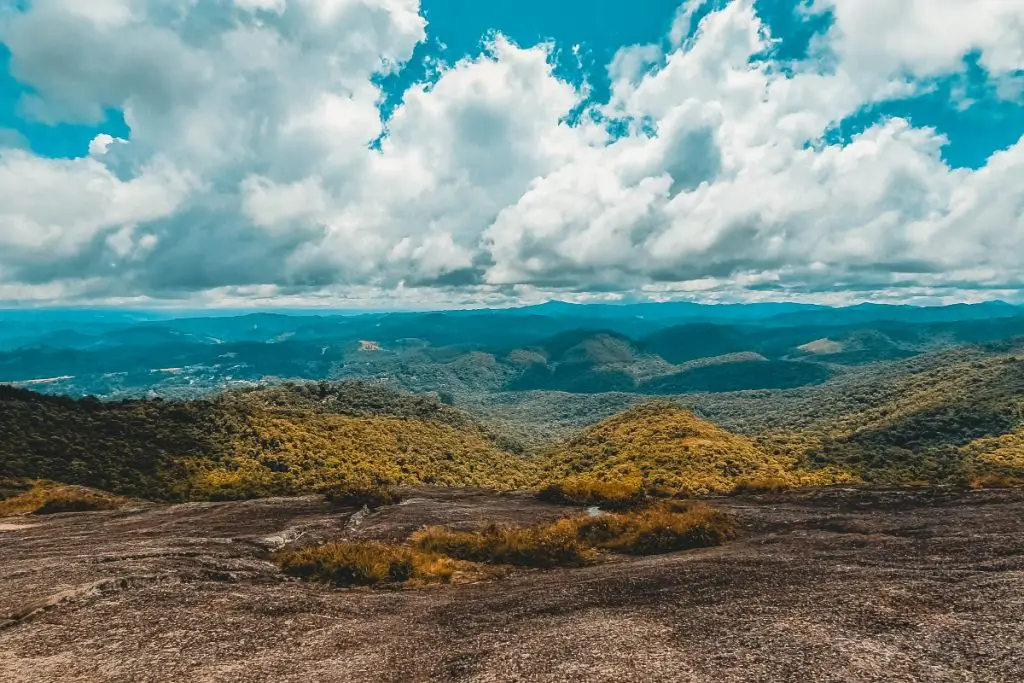 Comparativo de Trilhas em Monte Verde: Pedra Redonda vs. outras opções