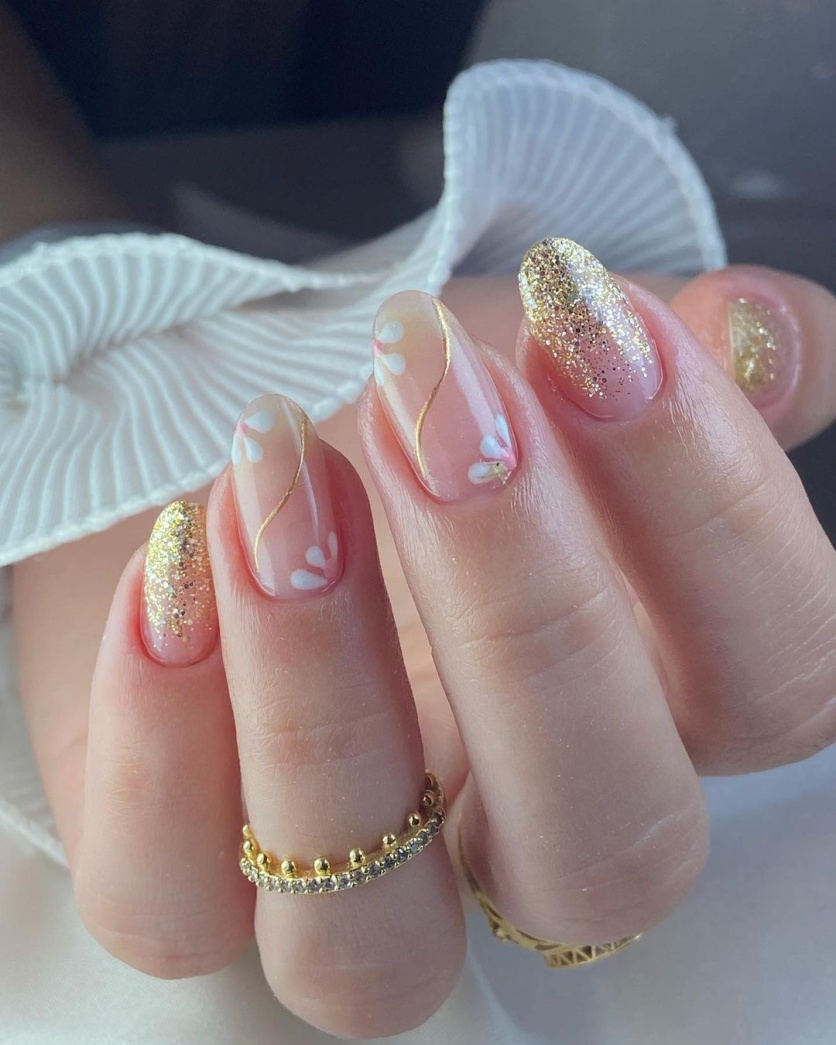 inspiração unha encapsulada com flores secas